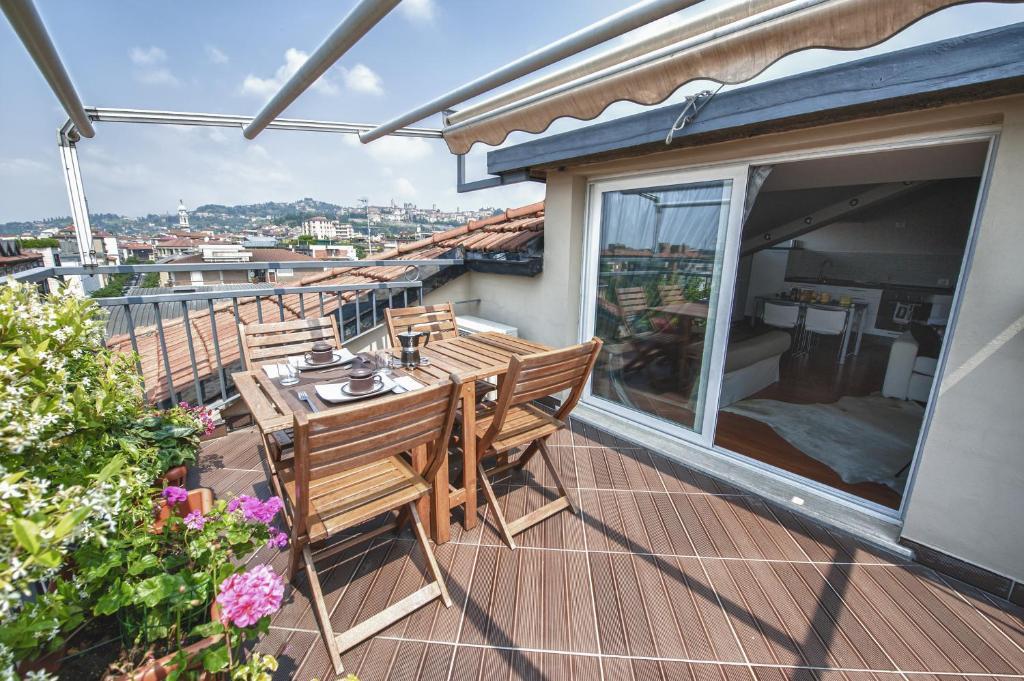 Cute & Cozy Terrace Apartment Bergamo Room photo